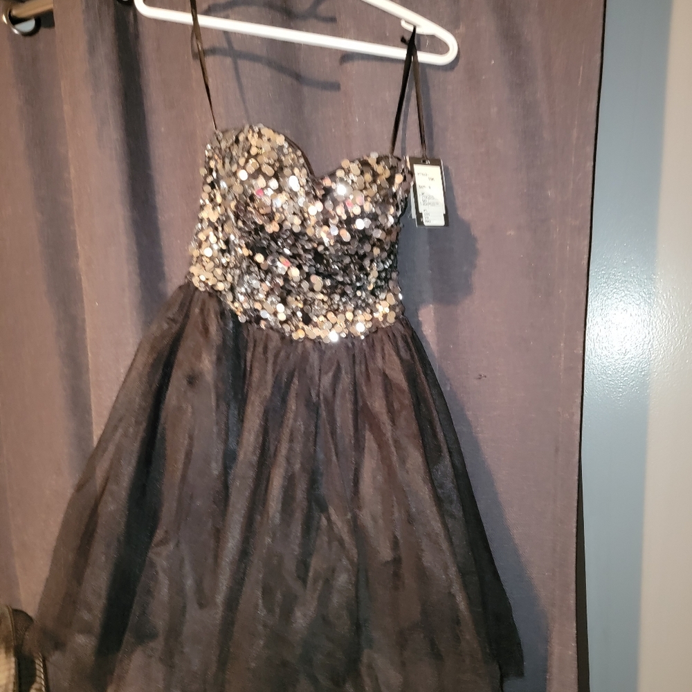 Dress - Picture 2 of 4